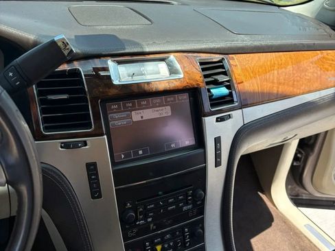 Used 2014 Cadillac Escalade Platinum RWD image 17