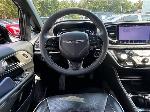 Used 2024 Chrysler Pacifica Premium FWD image 8