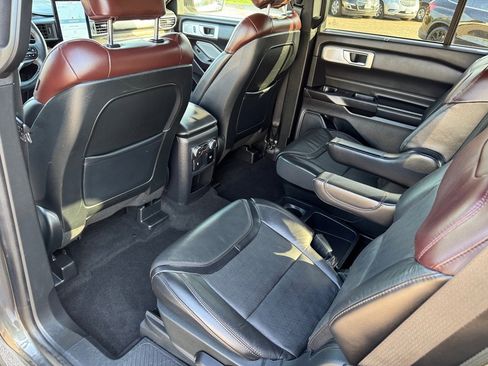 Used 2020 Ford Explorer Platinum w/ Premium Technology Package image 23