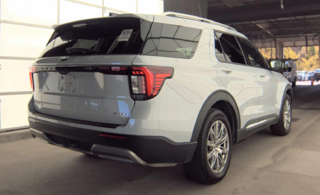 Used 2026 Ford Explorer Platinum AWD/4WD image 2