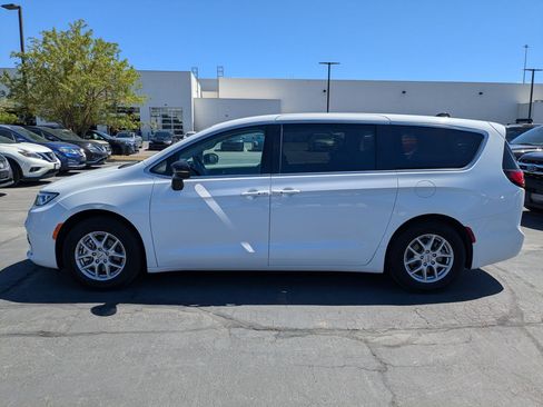 Used 2024 Chrysler Pacifica Touring-L FWD image 9