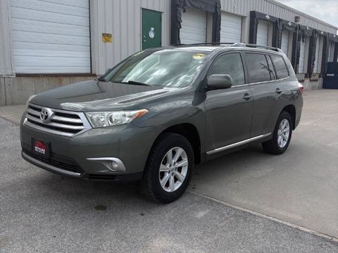 Used 2013 Toyota Highlander Plus FWD image 3
