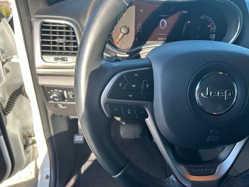 Used 2019 Jeep Grand Cherokee Laredo AWD/4WD image 13