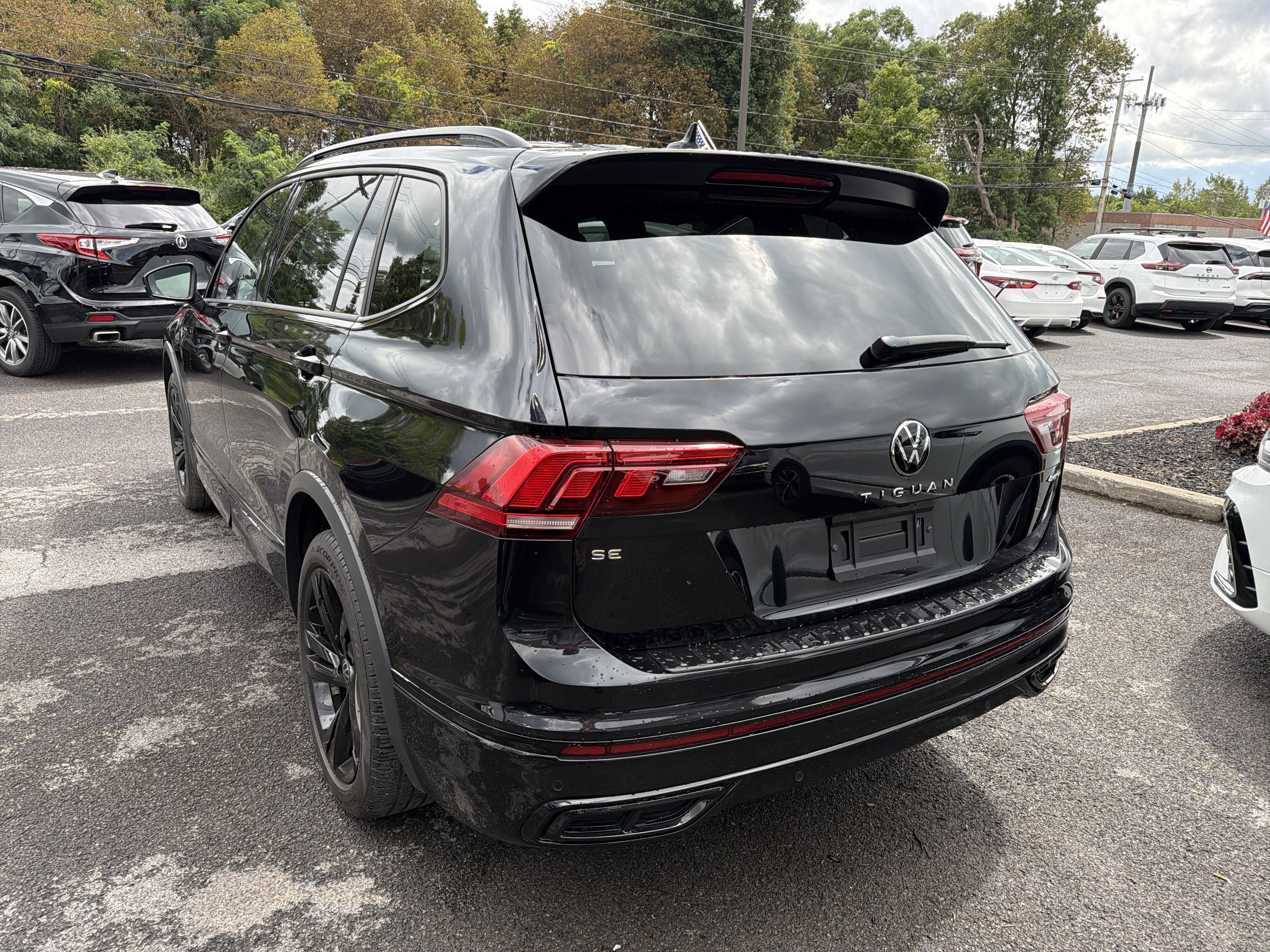 Used 2024 Volkswagen Tiguan SE R-Line AWD/4WD image 5