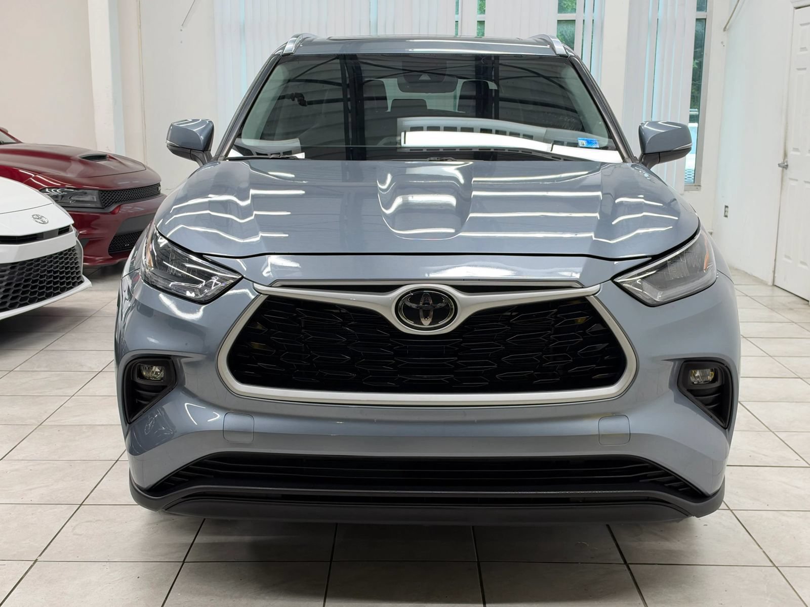 Used 2020 Toyota Highlander XLE AWD/4WD image 2