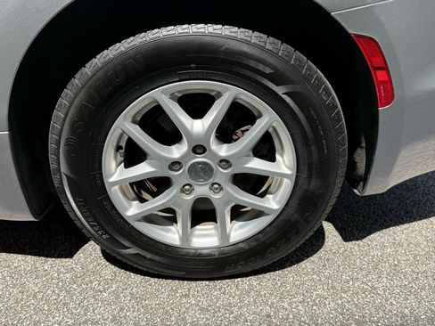 Used 2020 Chrysler Pacifica Touring-L FWD image 34