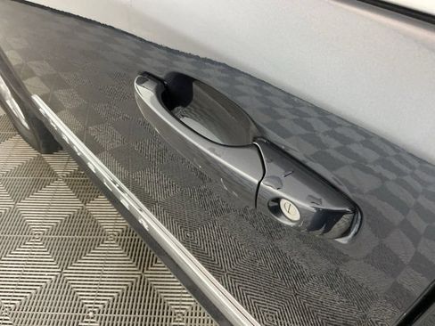 Used 2013 Chrysler Town & Country Touring image 11