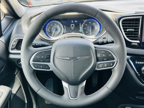 Used 2025 Chrysler Pacifica Select FWD image 16