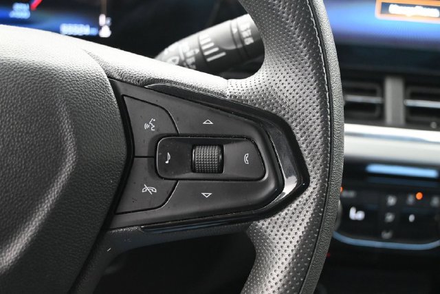 Used 2025 Chevrolet Trax LT FWD image 30
