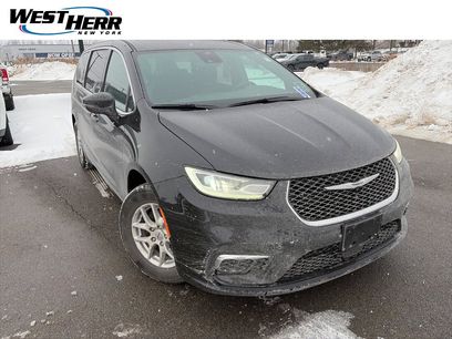 Used 2025 Chrysler Pacifica Select