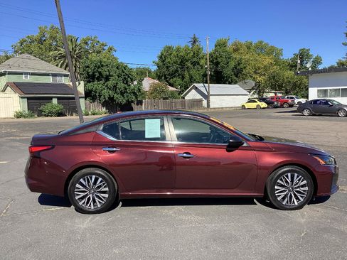 Used 2024 Nissan Altima 2.5 SV FWD image 2