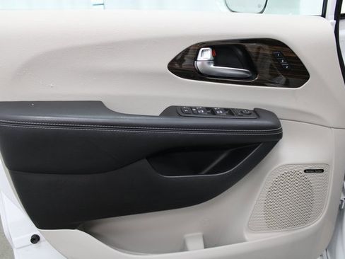 Used 2022 Chrysler Pacifica Limited image 11