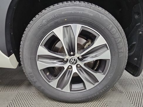 Used 2021 Toyota Highlander XLE AWD/4WD image 45