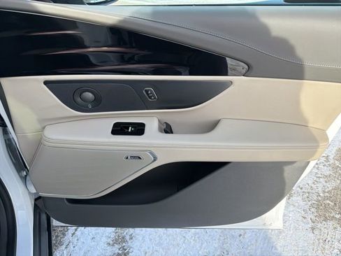 Used 2025 Lincoln Nautilus Reserve image 9