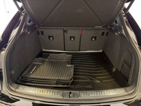 Used 2023 Porsche Macan AWD/4WD image 28