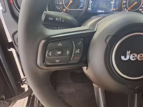Used 2025 Jeep Wrangler Unlimited Rubicon AWD/4WD image 9