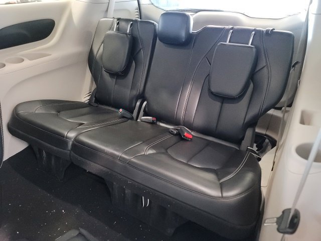 Used 2024 Chrysler Pacifica Touring-L FWD image 11