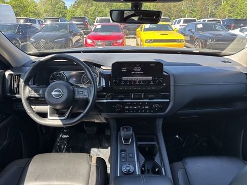 Used 2023 Nissan Pathfinder SL AWD/4WD image 13