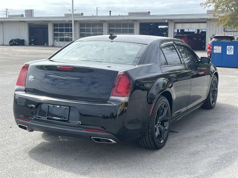 Used 2022 Chrysler 300 Touring L w/ Popular Equipment Group image 5