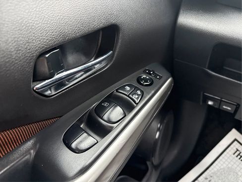 Used 2020 Nissan Kicks SR FWD image 34
