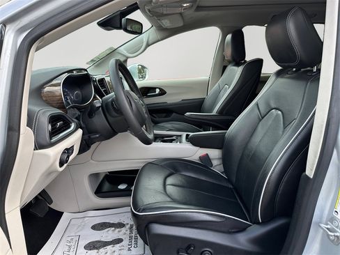Used 2022 Chrysler Pacifica Limited w/ Uconnect Theater Family Group image 24