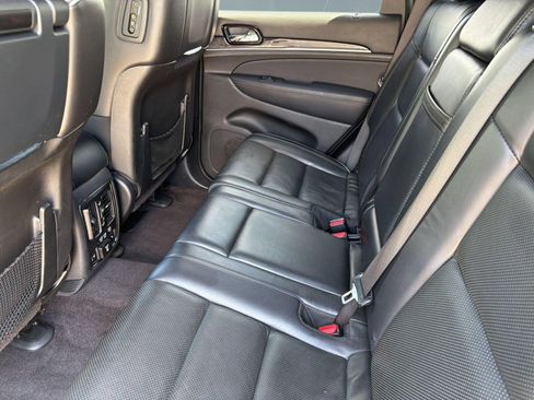 Used 2019 Jeep Grand Cherokee Overland AWD/4WD image 23