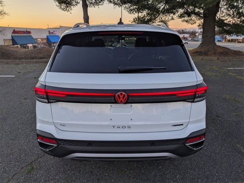 New 2026 Volkswagen Taos SE image 5