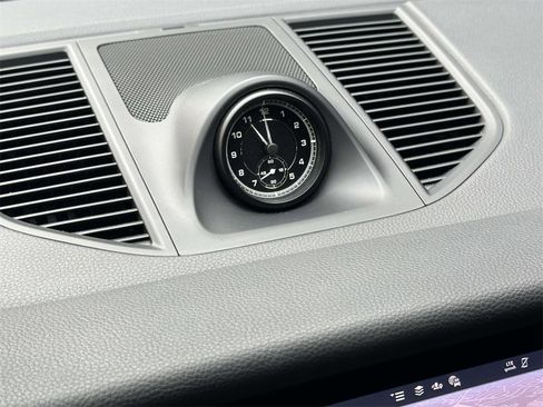 Used 2025 Porsche Macan image 24