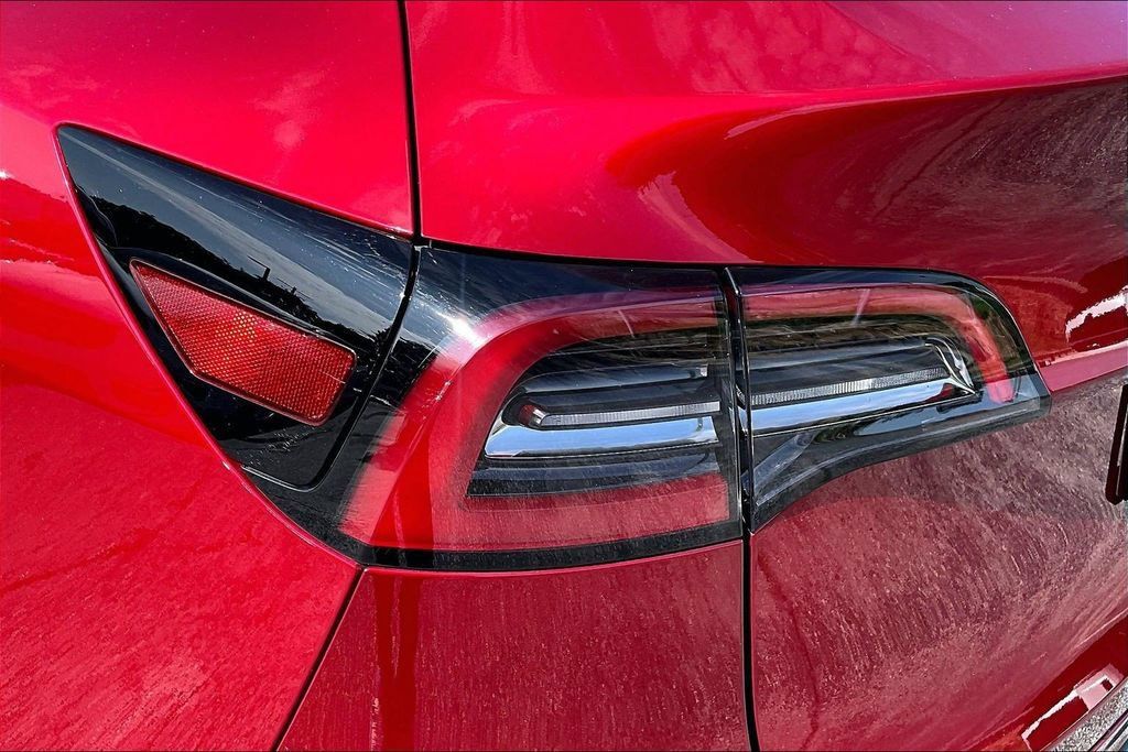 Used 2024 Tesla Model Y Long Range AWD/4WD image 23