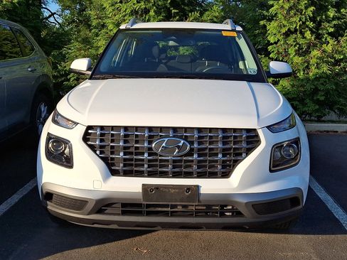 Used 2023 Hyundai Venue SEL FWD image 3