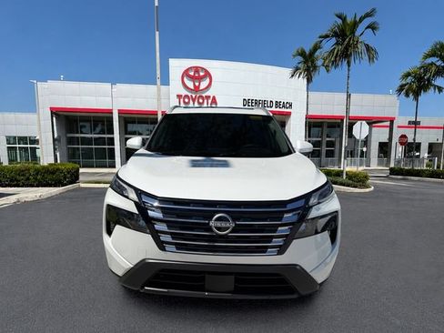 Used 2025 Nissan Rogue SV w/ SV Premium Package FWD image 2