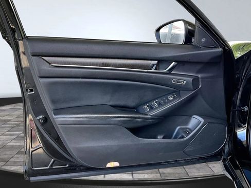 Used 2018 Honda Accord Touring image 17
