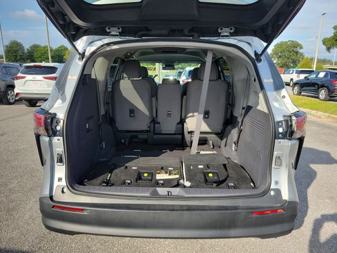 Certified 2022 Toyota Sienna LE image 11