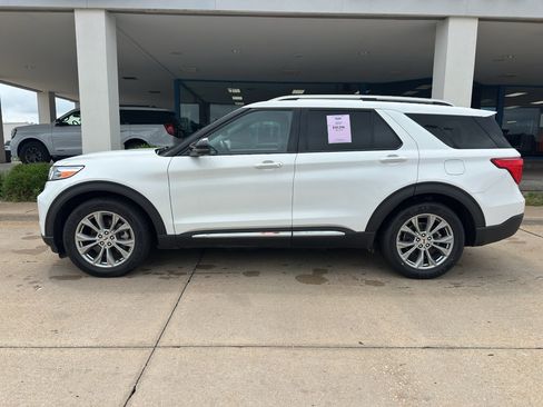 Used 2023 Ford Explorer Limited w/ Equipment Group 301A RWD image 4