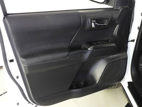 Used 2022 Toyota Tacoma TRD Off-Road image 11