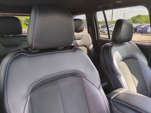 Used 2025 Jeep Grand Cherokee Altitude image 7