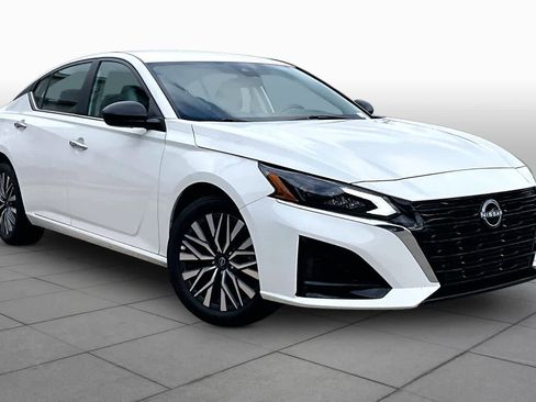 Used 2025 Nissan Altima 2.5 SV FWD image 3