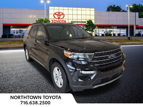 Used 2022 Ford Explorer XLT w/ Equipment Group 202A image 3