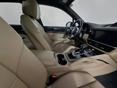 Used 2021 Porsche Cayenne w/ Driver Memory Package image 27