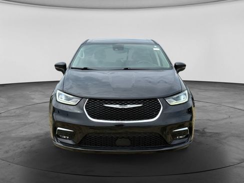 Used 2023 Chrysler Pacifica Touring-L FWD image 4