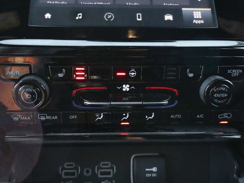 Used 2024 Jeep Grand Cherokee Altitude RWD image 31