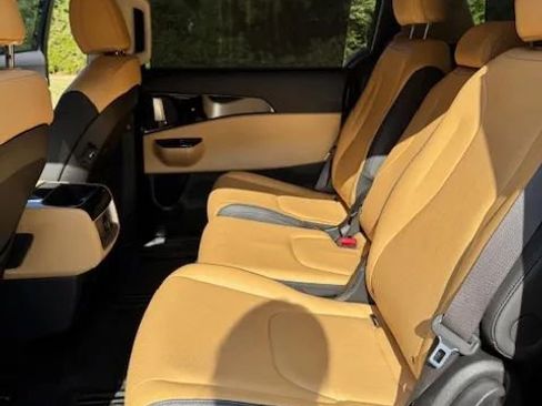 Used 2024 Kia Carnival EX image 23