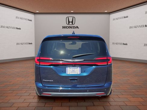 Used 2023 Chrysler Pacifica Touring-L FWD image 10