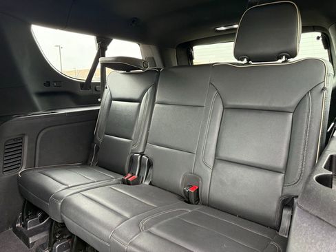 Used 2022 GMC Yukon XL SLT w/ SLT Premium Package image 9