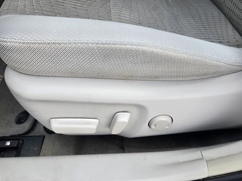 Used 2013 Toyota Camry XLE w/ Convenience Pkg image 16