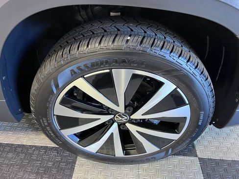 Certified 2024 Volkswagen Taos SE FWD image 9