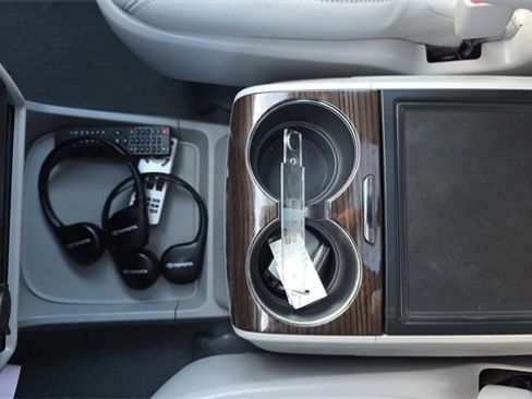 Used 2020 Toyota Sienna Limited image 22