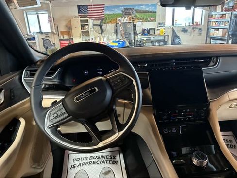 Used 2023 Jeep Grand Cherokee Limited w/ Luxury Tech Group II AWD/4WD image 14