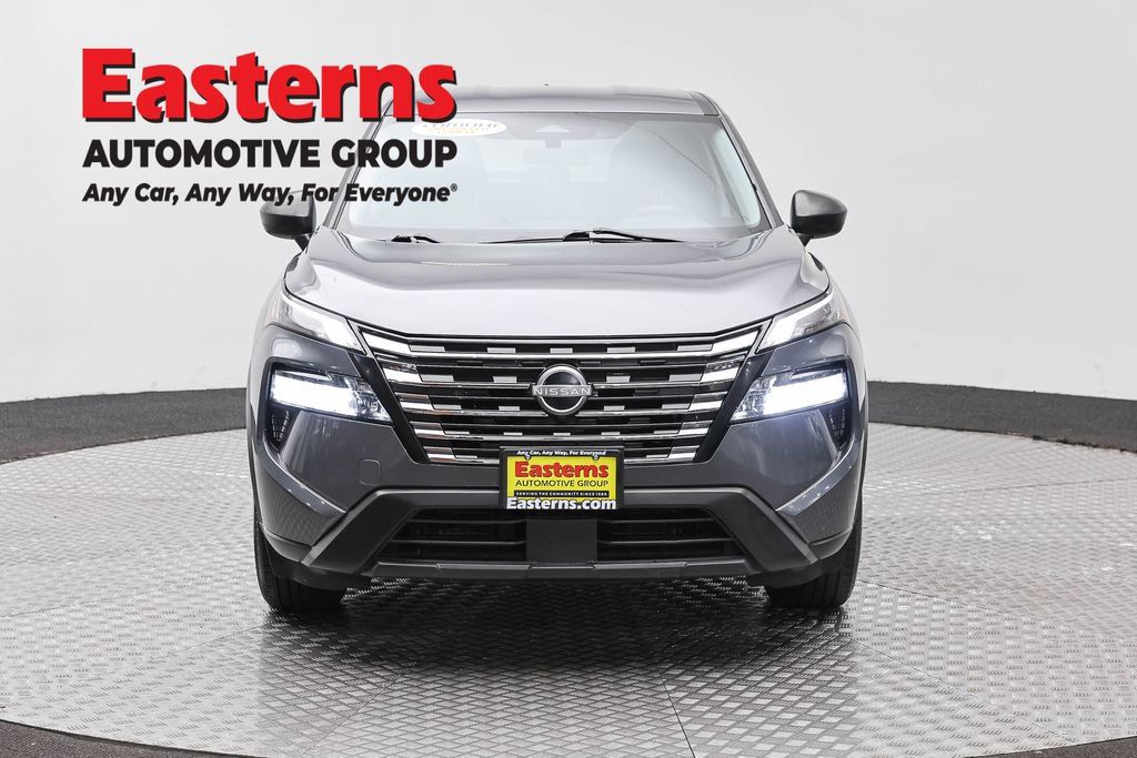 Used 2024 Nissan Rogue S AWD/4WD image 2