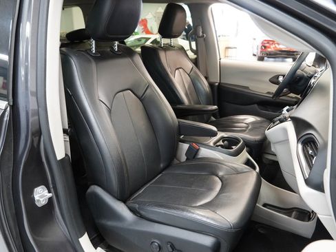 Used 2017 Chrysler Pacifica Touring-L Plus image 26